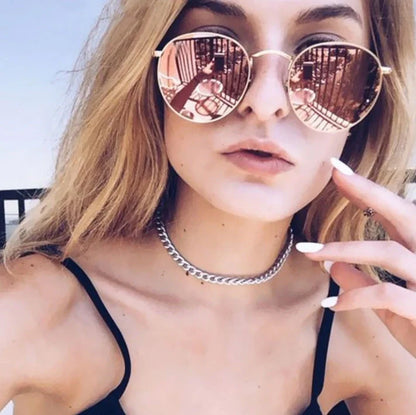 Stylish women's retro sunglasses with round frame and metal finish