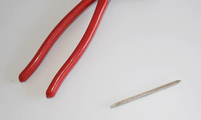 Red-handled household hammer with integrated Korean Shenzhen saw blade for multi-functional DIY use