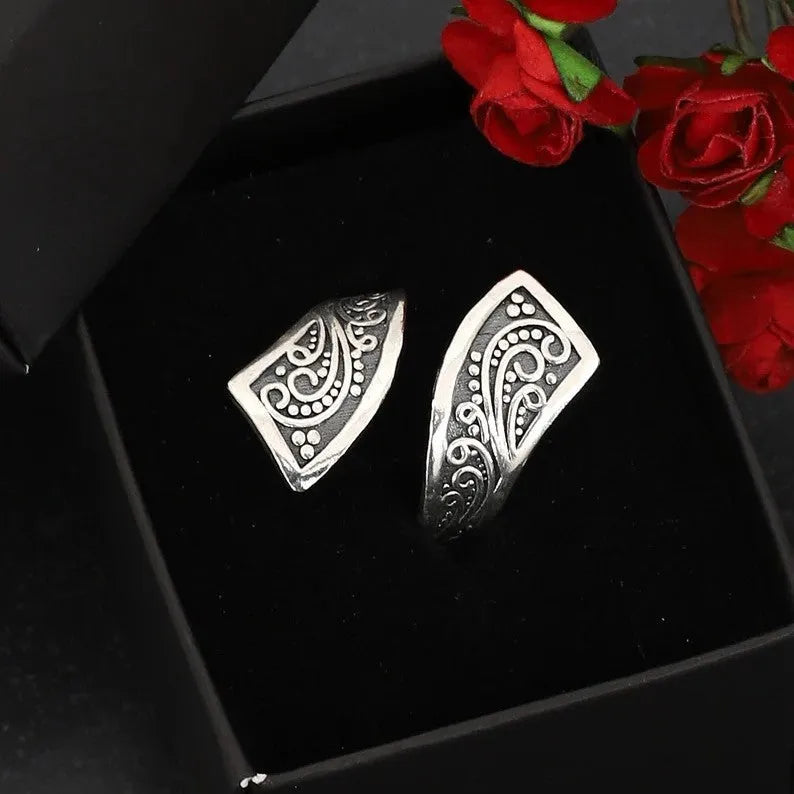Silver retro minimalism women's ring with adjustable opening on alloy material