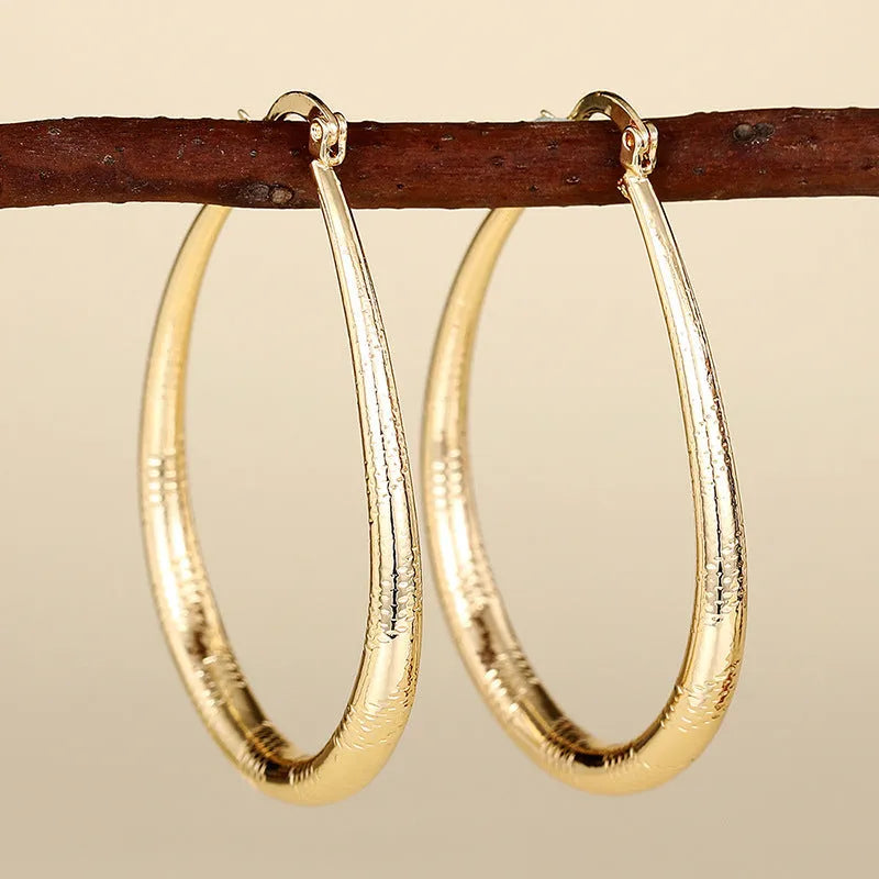 Geometric drop-shaped ear clip earrings with electroplated finish in various colours