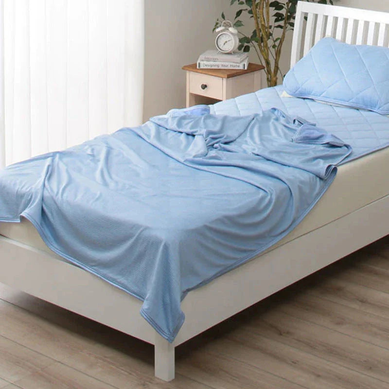 Cooling Comfort Blanket with Japanese Q-Max 0.4 cooling fibers for a refreshing sleep