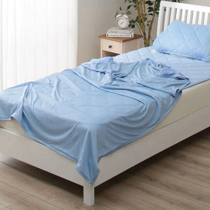 Cooling Comfort Blanket with Japanese Q-Max 0.4 cooling fibers for a refreshing sleep
