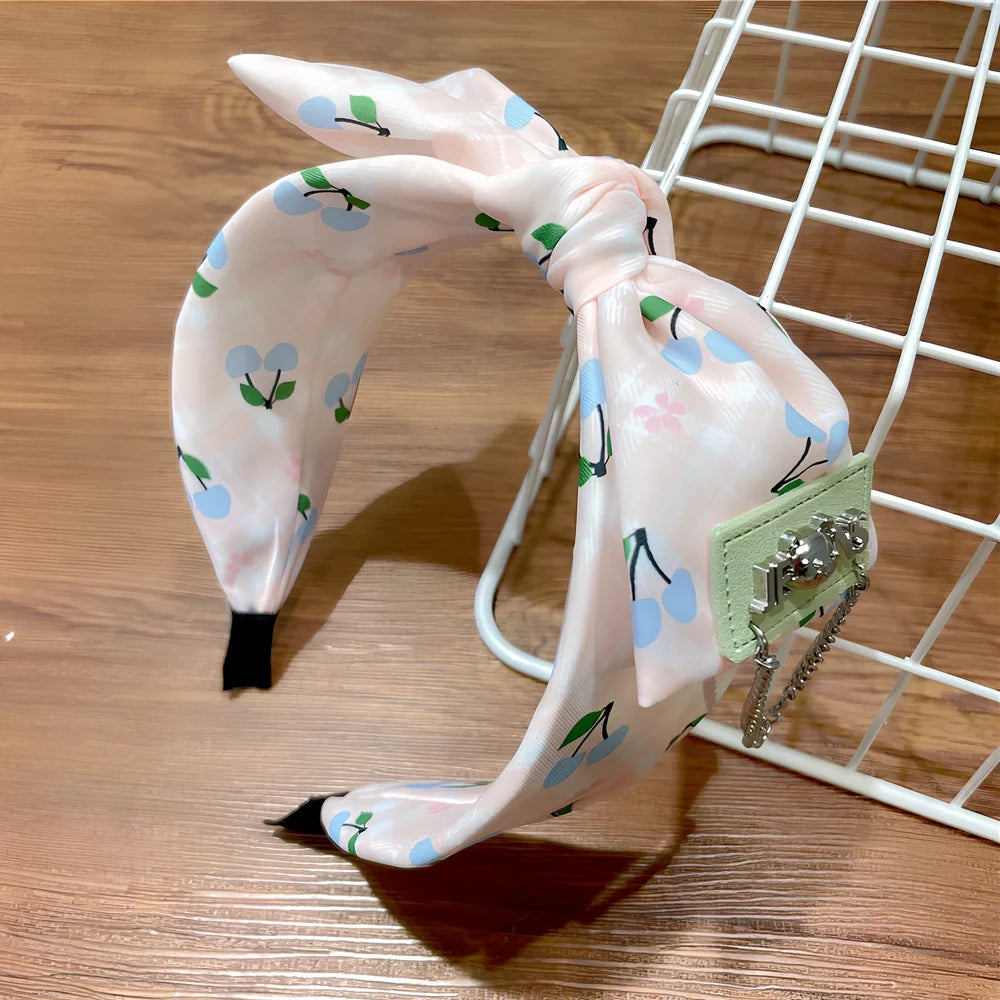 Geometric fringed headband in cloth material with manual craftsmanship details