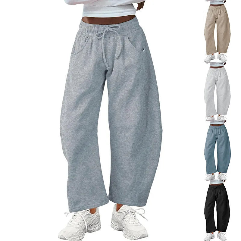 Loose fit cropped sweatpants in army green with an elastic drawstring waistband and side pockets.