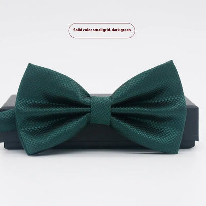 Flat-head self-tie bow tie in a wine red colour, showing its 12cm width and 6cm height dimensions.