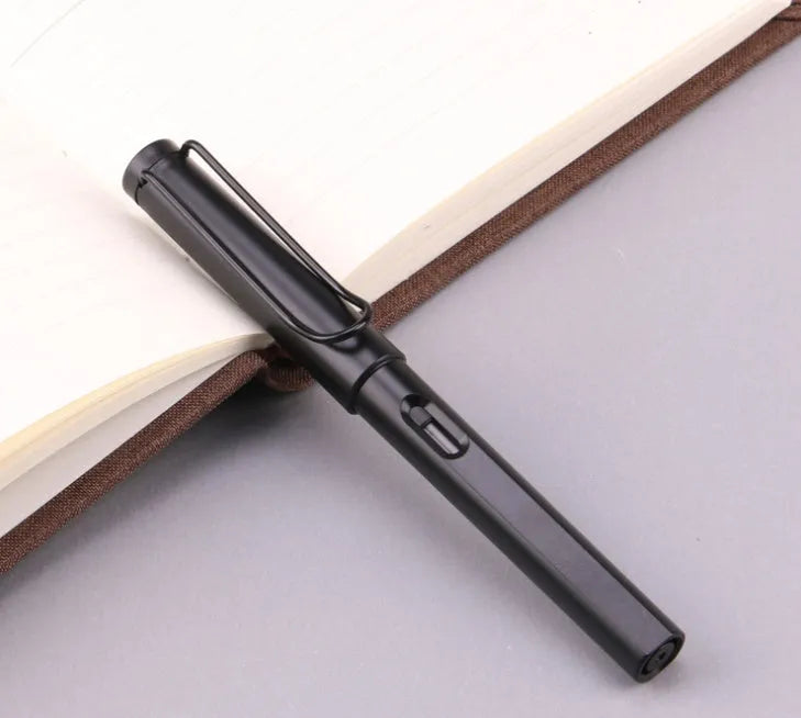 Black frosted fountain pen with 0.5mm nib, showing 13.8cm length and 1.1cm diameter measurements