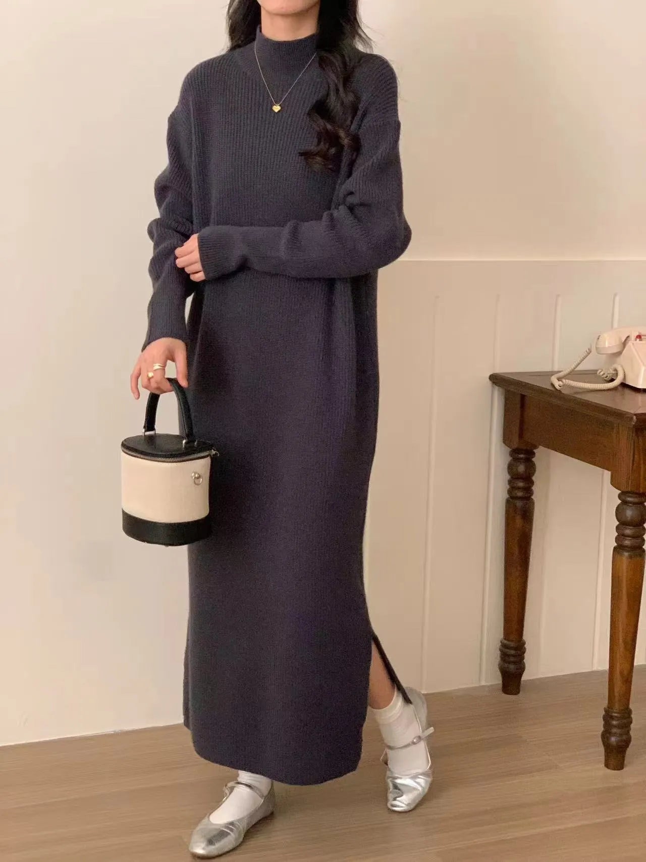 Half turtleneck knitting dress in graphite colour with overknee length and high waist design for commuting style.