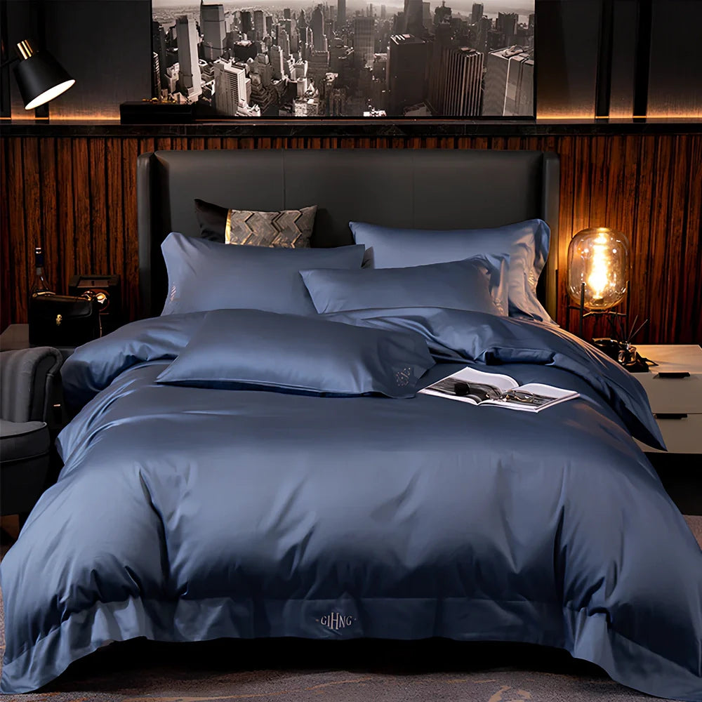 Four-piece quilted cotton bed set in royal blue, showing 200x230 cm cover and 48x74 cm pillowcases for 1.5m bed