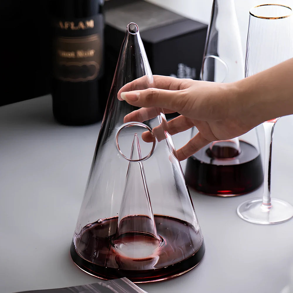 Korean-style clear glass waterfall decanter with 501-600ml capacity showing pouring stream