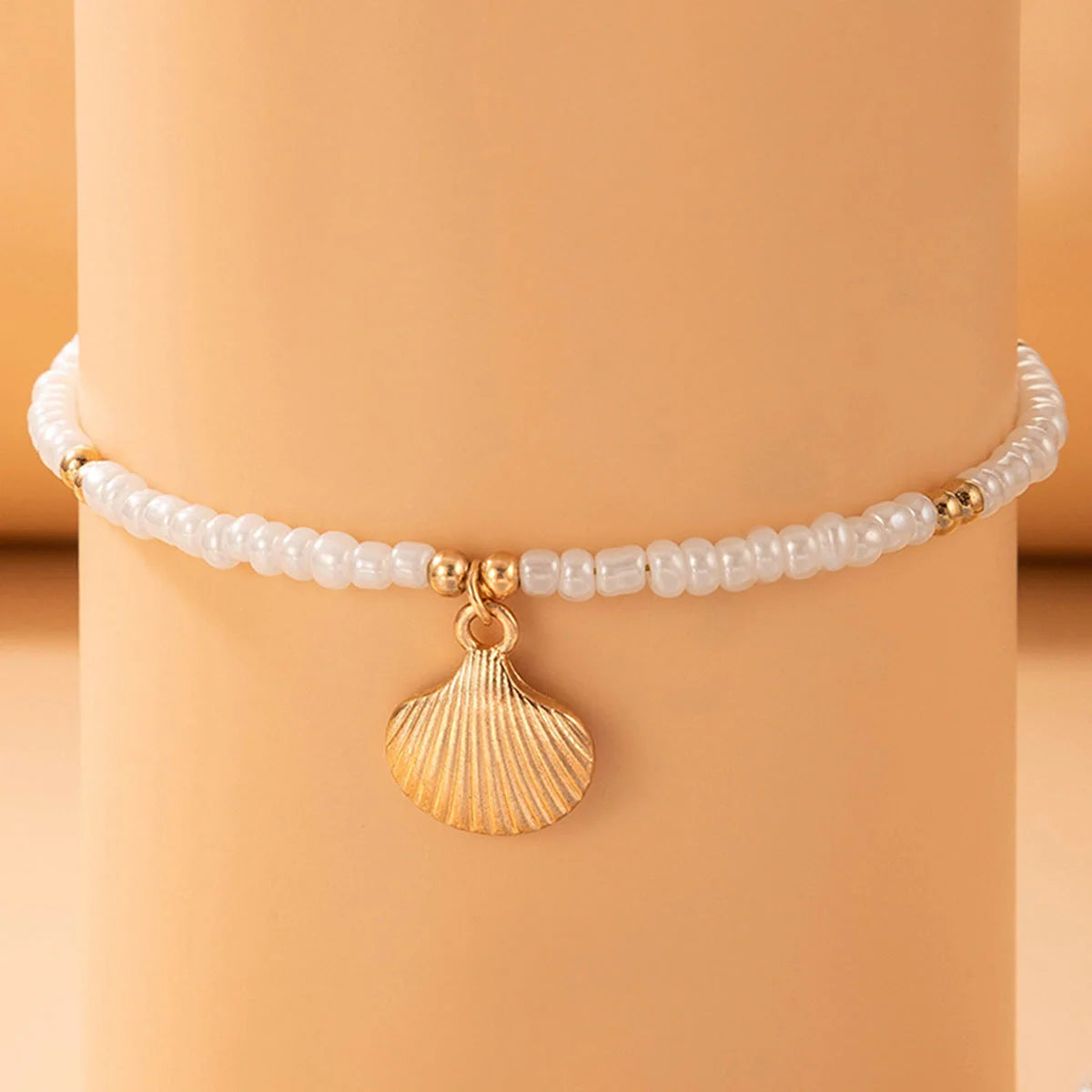 Stylish and adjustable beach shell anklet with bohemian-inspired design, perfect for adding a touch of coastal charm to summer outfits