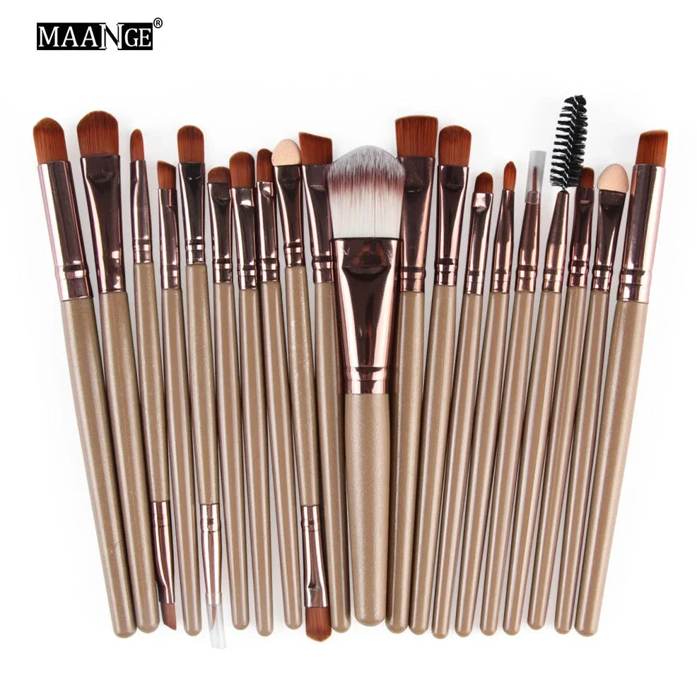 Cosmetic brush kit with 3cm nylon bristles and 14cm plastic handles in multiple colours