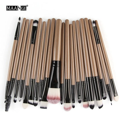 Cosmetic brush kit with 3cm nylon bristles and 14cm plastic handles in multiple colours