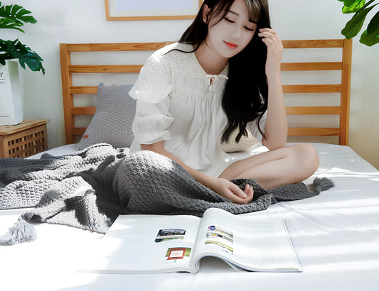 Dark gray fringed acrylic knitting blanket 130cm x 170cm with plain weave and moisture-wicking fibres