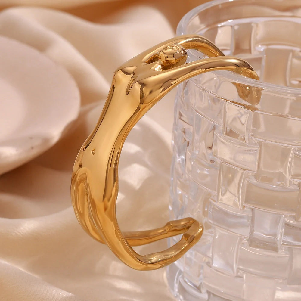 Gold-plated stainless steel fashion bracelet for women with unique casting design
