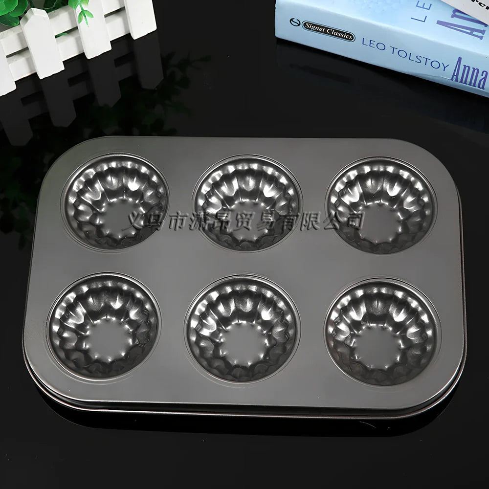 Flat round 6-cup cake mould with non-stick coating measuring 30cm diameter