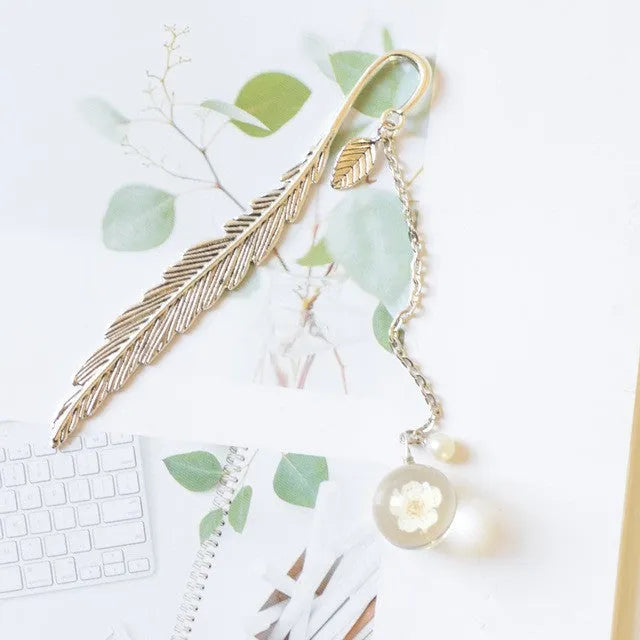 Dried flower bookmark with alloy frame measuring 12x2cm in Blue starry sky colour