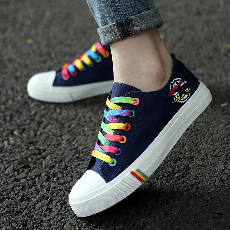 Classic canvas shoes in black and blue colours with lace-up closure and rubber sole