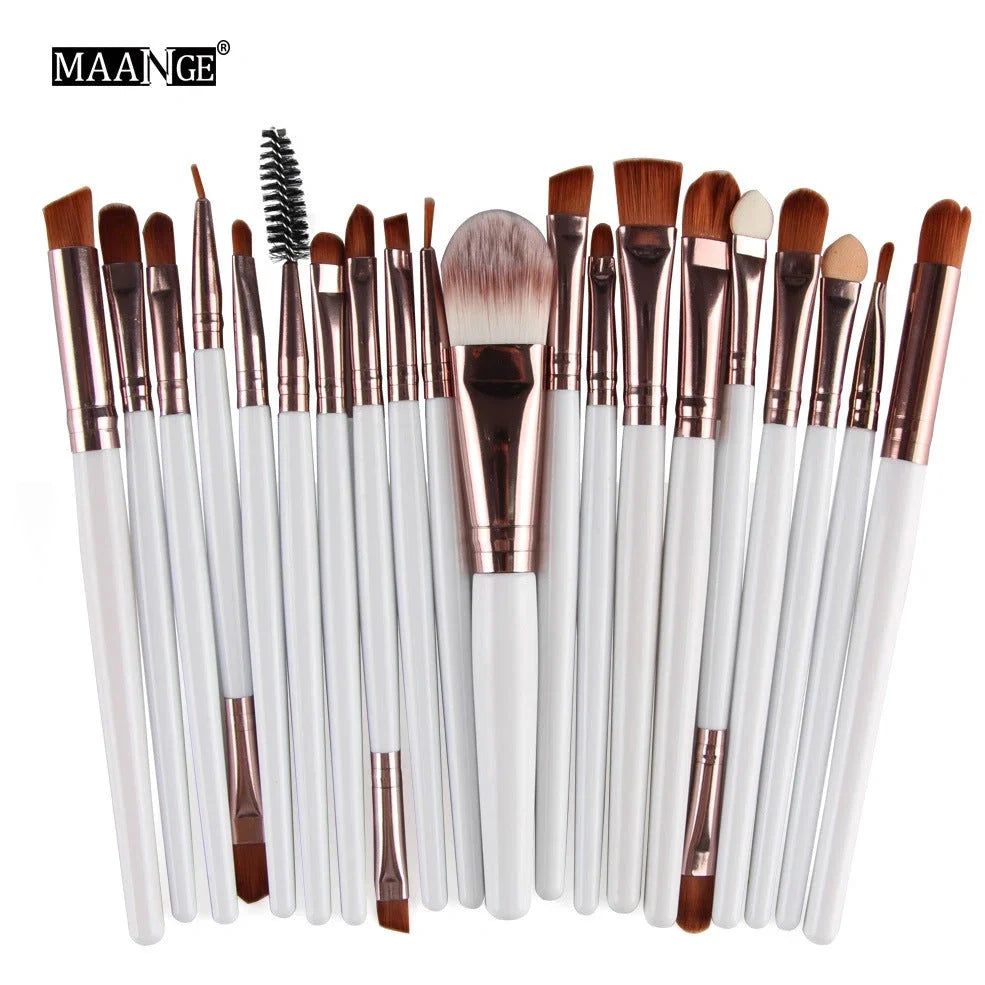 Cosmetic brush kit with 3cm nylon bristles and 14cm plastic handles in multiple colours