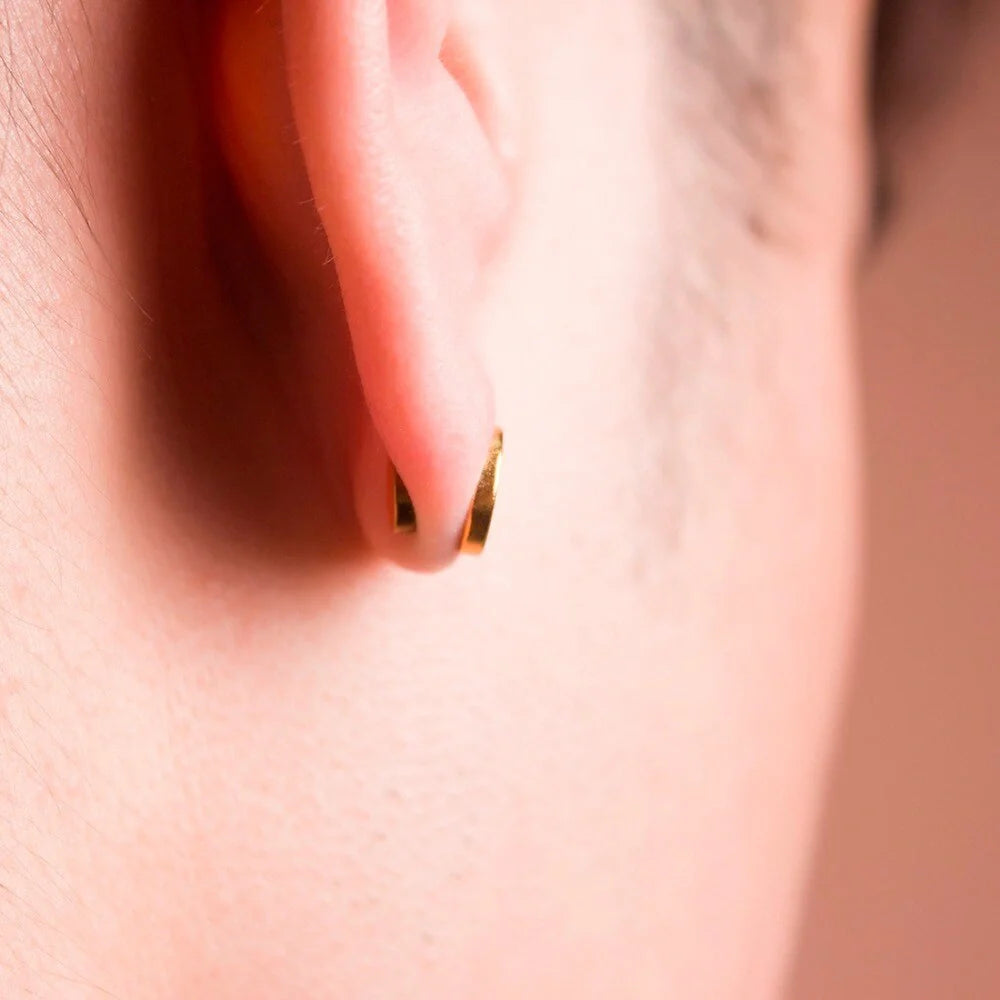 Discreet gold-toned anti-smoking auricular therapy magnet for quitting smoking through acupressure