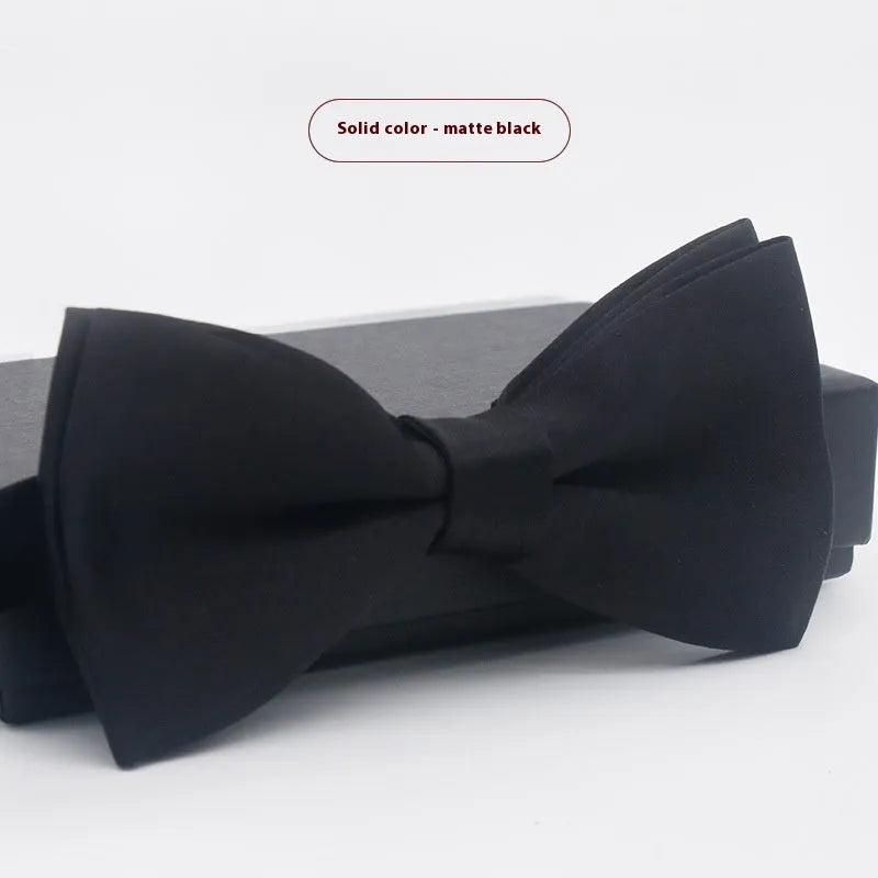 Flat-head self-tie bow tie in a wine red colour, showing its 12cm width and 6cm height dimensions.