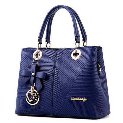 Retro fashion handbag in black with zipper closure and one-shoulder strap, dimensions 30cm by 22cm by 13cm