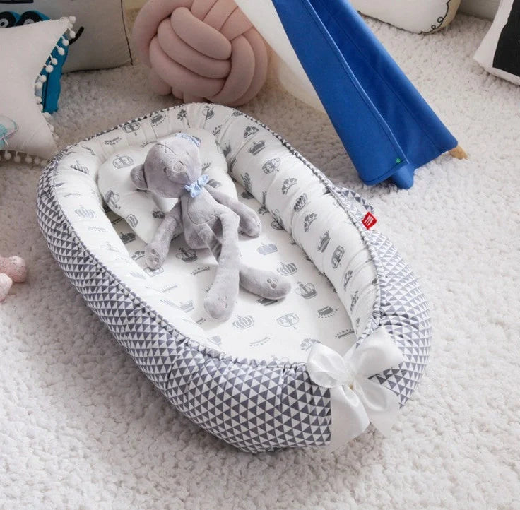 Portable cotton crib bed folded and unfolded showing 97x46cm dimensions and Banana leaf pattern