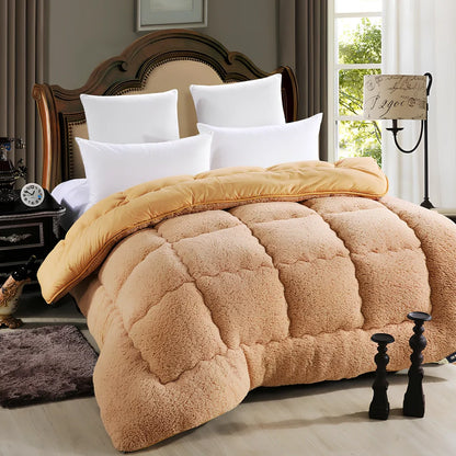 Goose down quilt in white, 200x230cm size with 3.5kg weight and polyester fibre cover for insulation