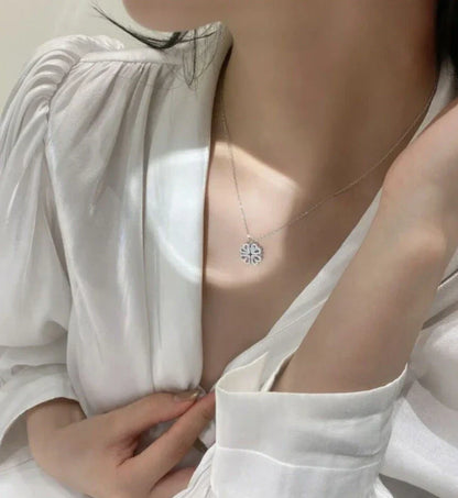 Enchanting magnetic heart-shaped four-leaf clover pendant necklace in gold, silver, and rose gold colors