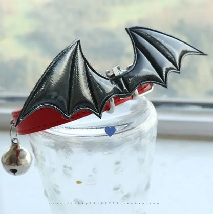Adjustable leather choker with detachable wing elements in patent leather satin finish