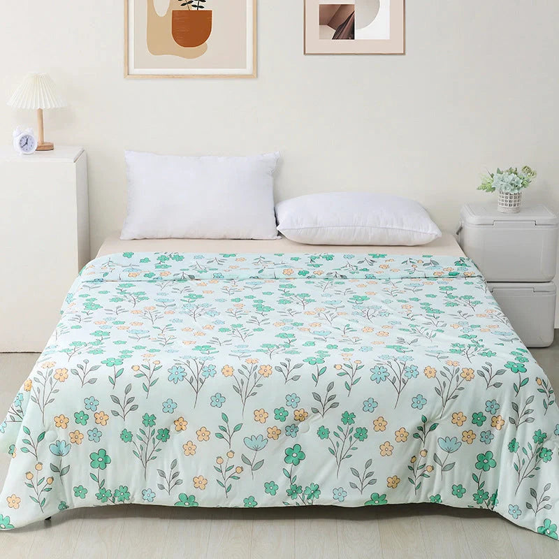 Ultra-soft, machine-washable cooling quilt made with breathable ice silk fabric for year-round comfort