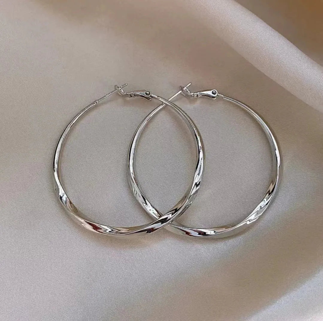 Twisted eyelet earrings in gold or silver electroplated metal, simple style, one pair