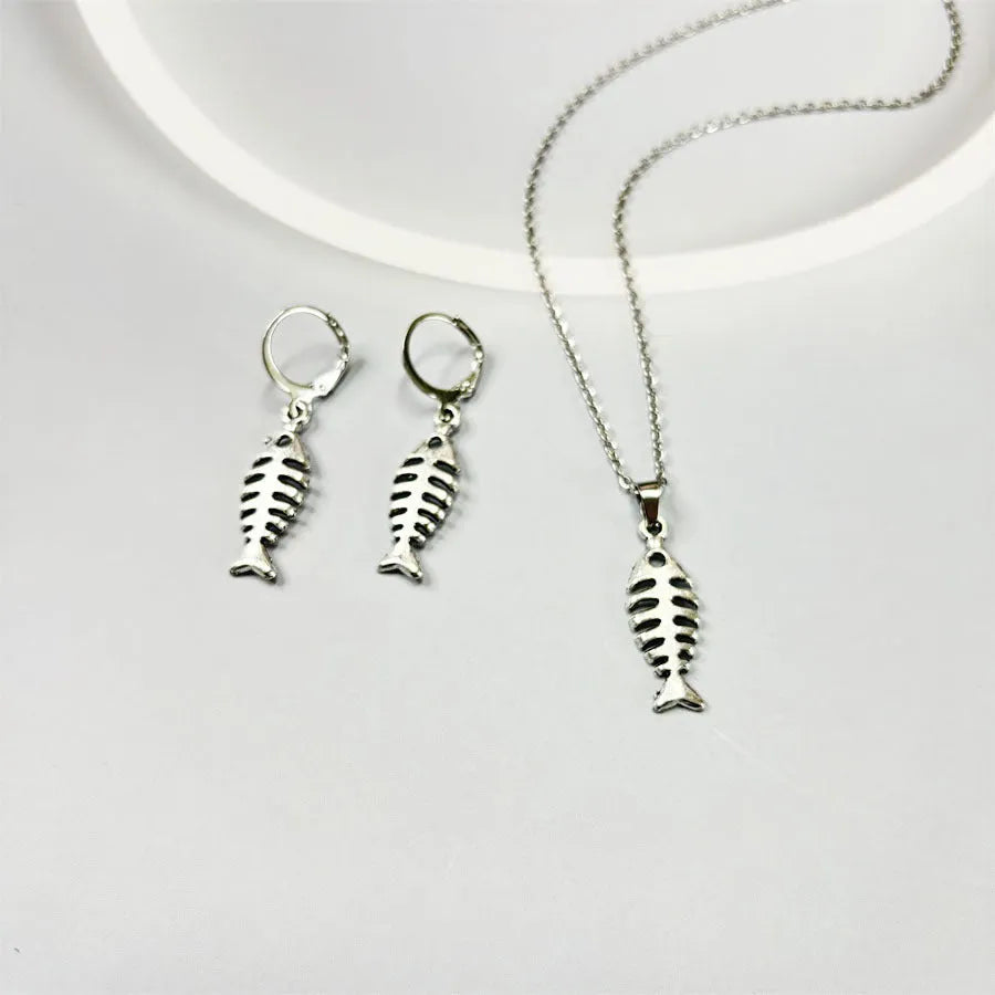 Fishbone pendant necklace with adjustable chain and matching earrings in retro style, showing O-shaped chain design