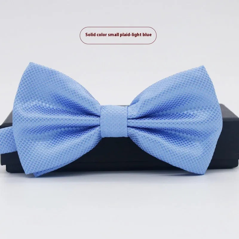Flat-head self-tie bow tie in a wine red colour, showing its 12cm width and 6cm height dimensions.