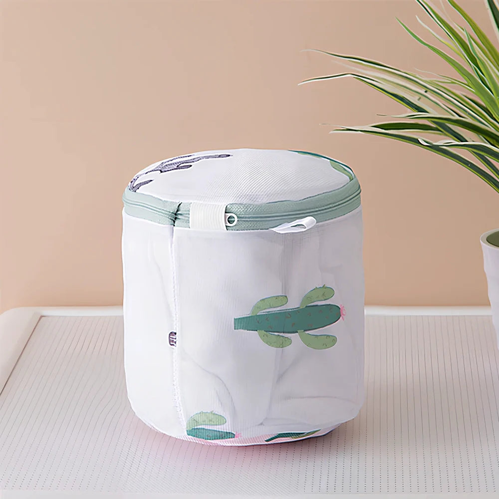 Mesh laundry protection bag with reinforced seams in various sizes from 16cm to 60cm for delicate garment washing