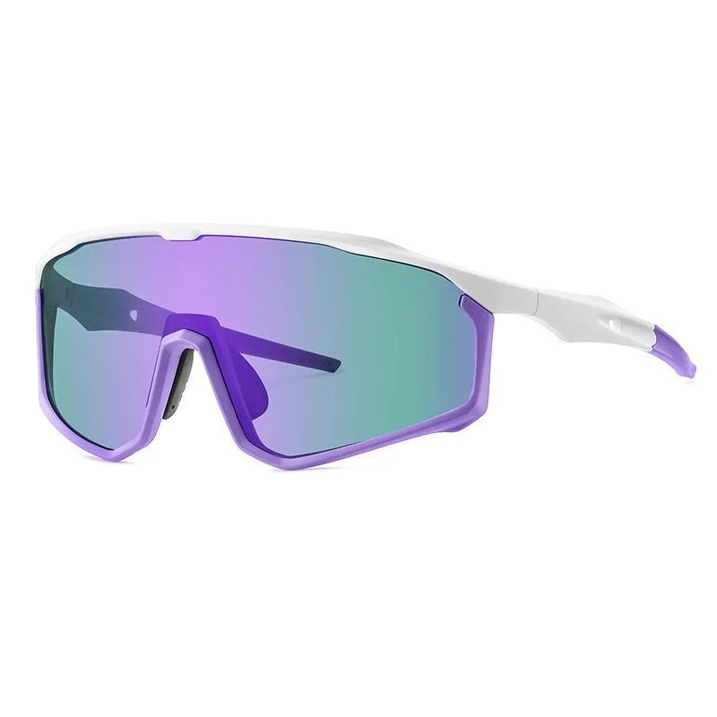 Mountaineering goggles with full-frame design and polycarbonate lenses for UV protection during outdoor activities