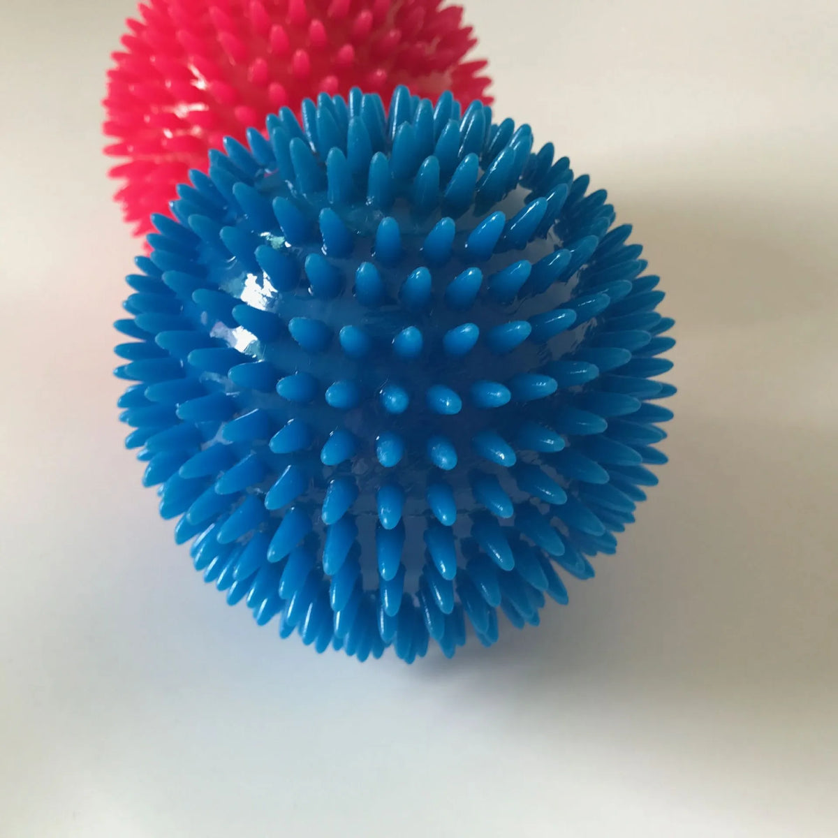 Large dog vocal toy ball in blue TPR, 11cm bouncy sounding ball for fetch play