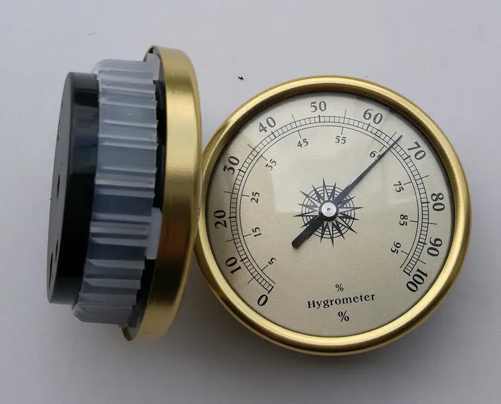 Analogue thermometer and hygrometer with 72mm aluminium dial and outer ring for humidity monitoring