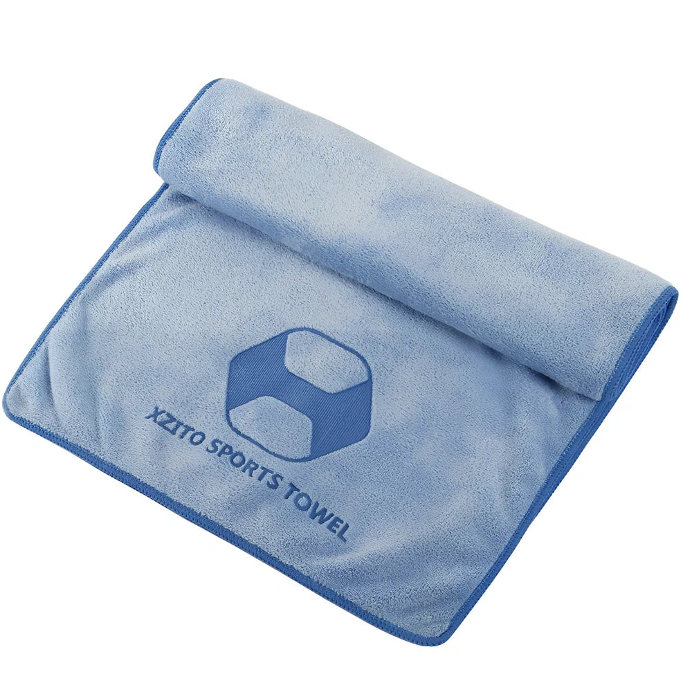 Blue sports sweat absorbent towel with 100x30cm dimensions and polyester-nylon fabric for athletic use