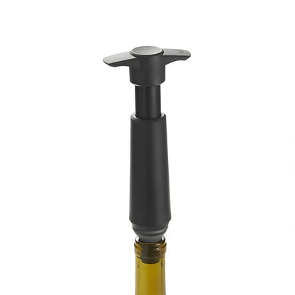 Black plastic vacuum wine stopper with pump and two rubber seals, 14.5 cm long for preserving opened bottles