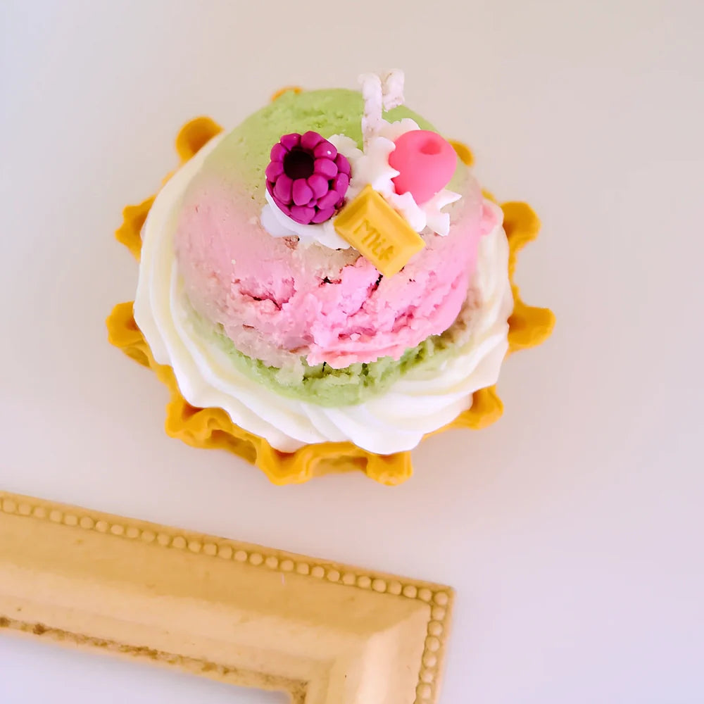 Spiral-shaped soybean wax aromatic candle measuring 8.5x8.5x9cm in chocolate flavour