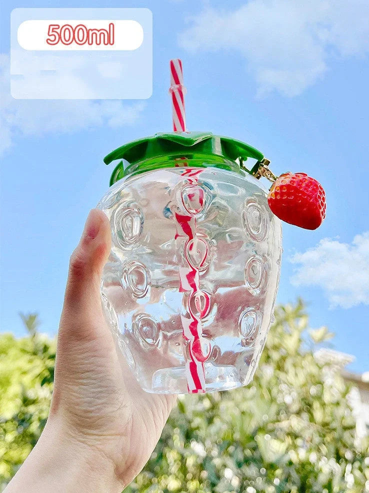 Cute 500ml kawaii strawberry water bottle with integrated straw, BPA-free PP plastic, 12cm tall, red fruit design for cold drinks