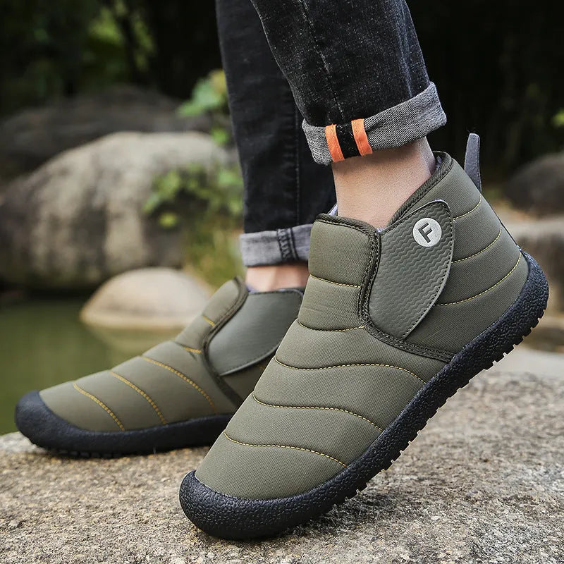 Men's snow boots in black with waterproof cotton upper and non-slip rubber sole for winter