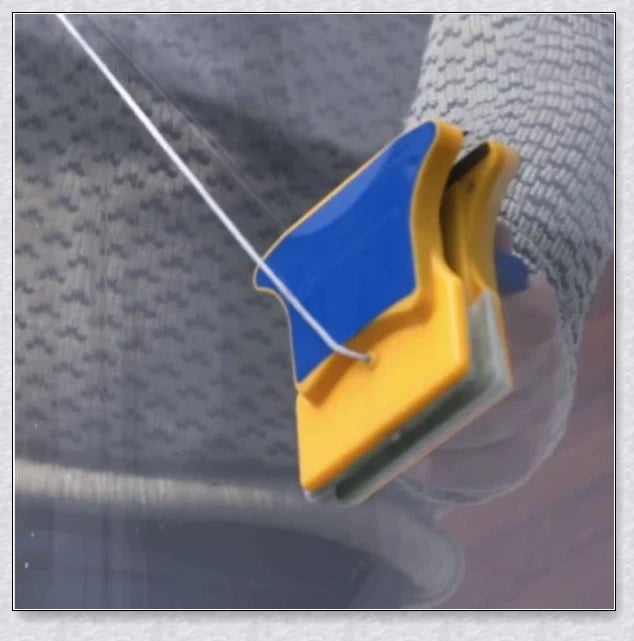 Magnetic Glass Cleaner Brush - Effortless window cleaning with powerful magnets and a versatile design