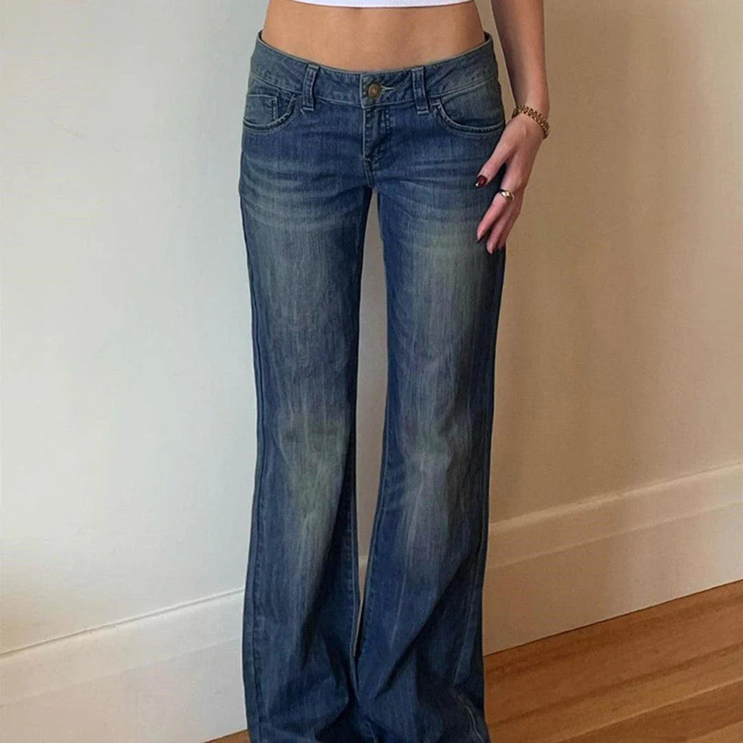 Fashionable women's skinny jeans in a classic blue denim color, featuring a figure-flattering silhouette and versatile design.
