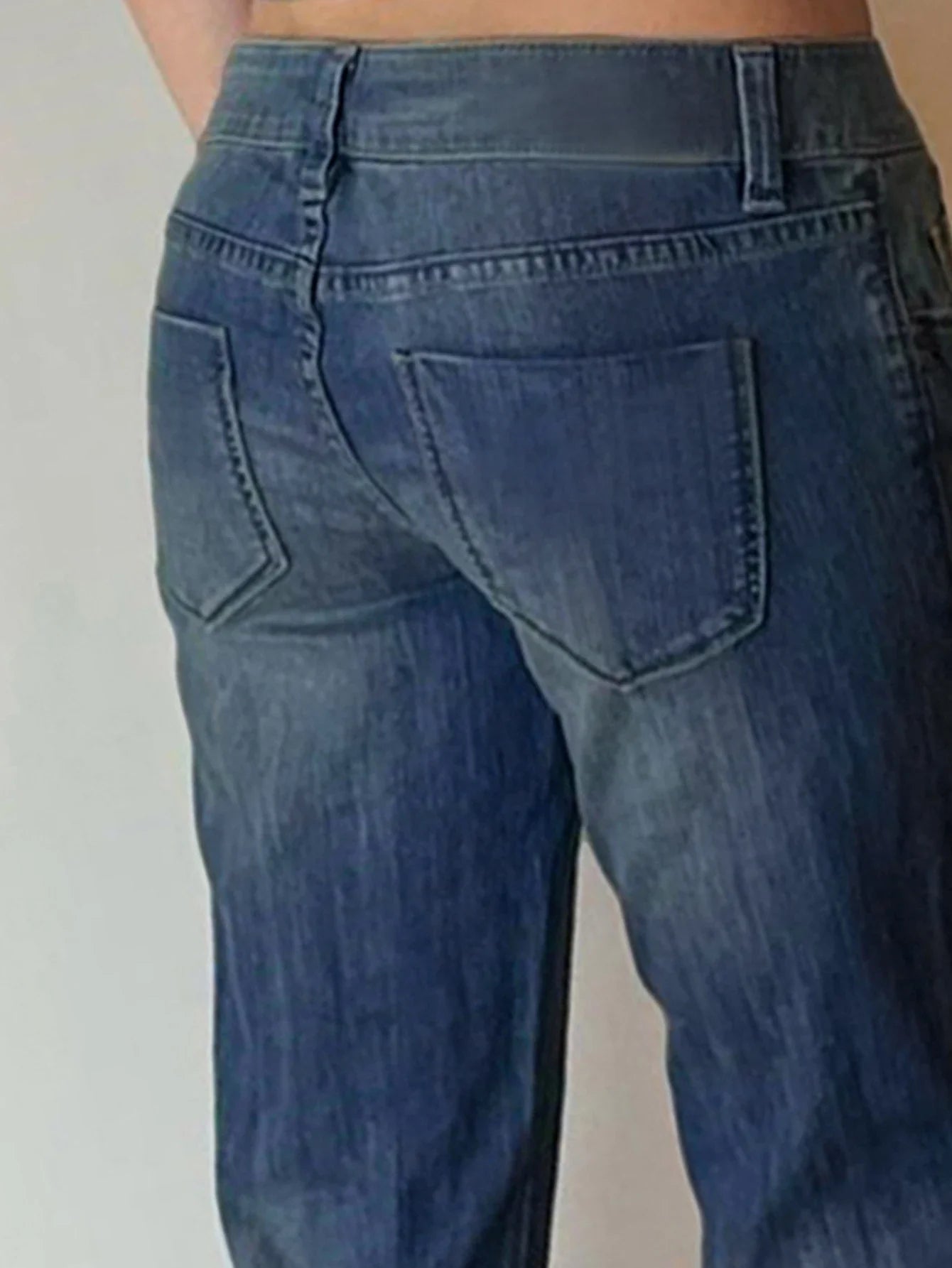 Fashionable women's skinny jeans in a classic blue denim color, featuring a figure-flattering silhouette and versatile design.