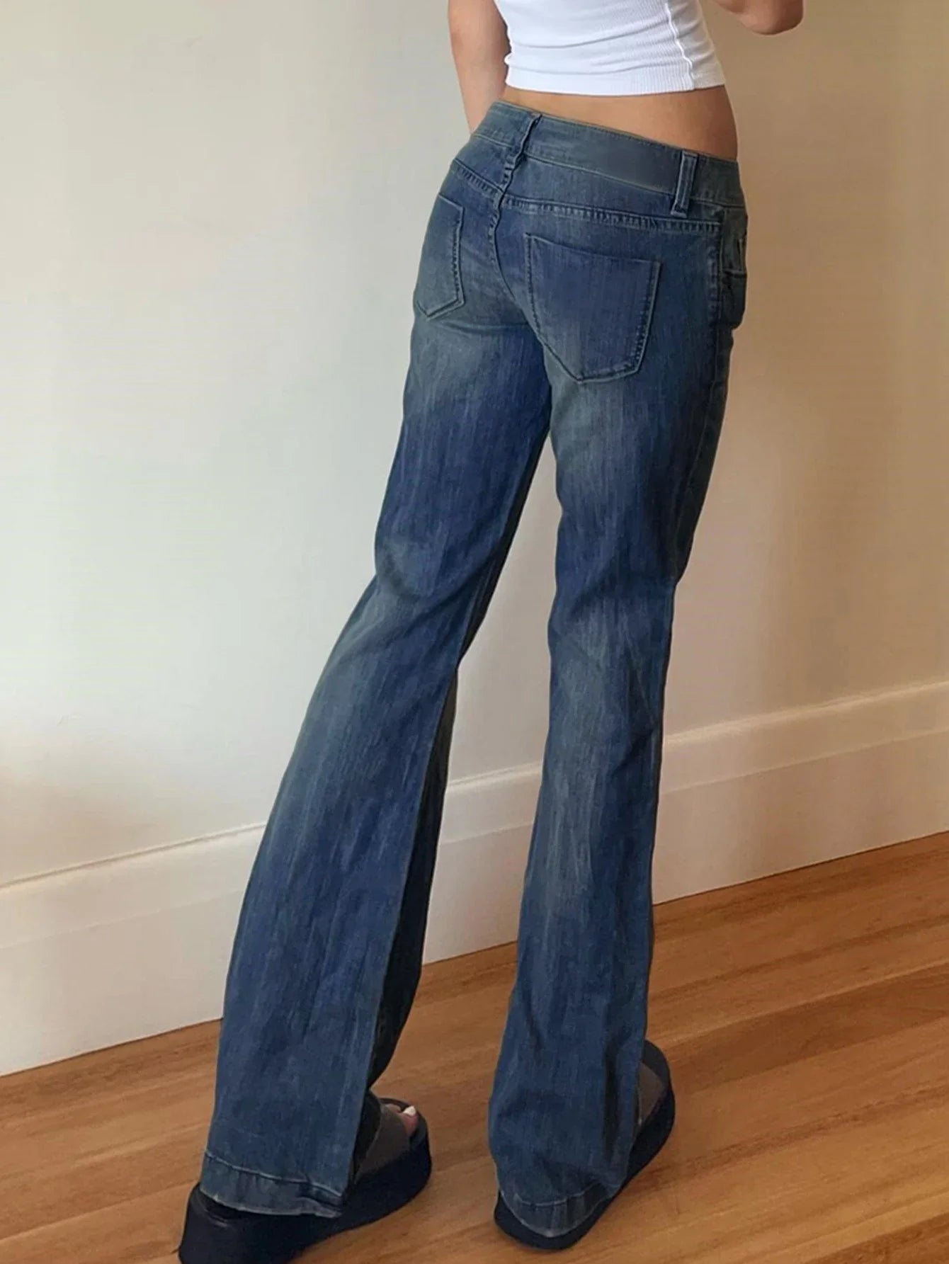 Fashionable women's skinny jeans in a classic blue denim color, featuring a figure-flattering silhouette and versatile design.