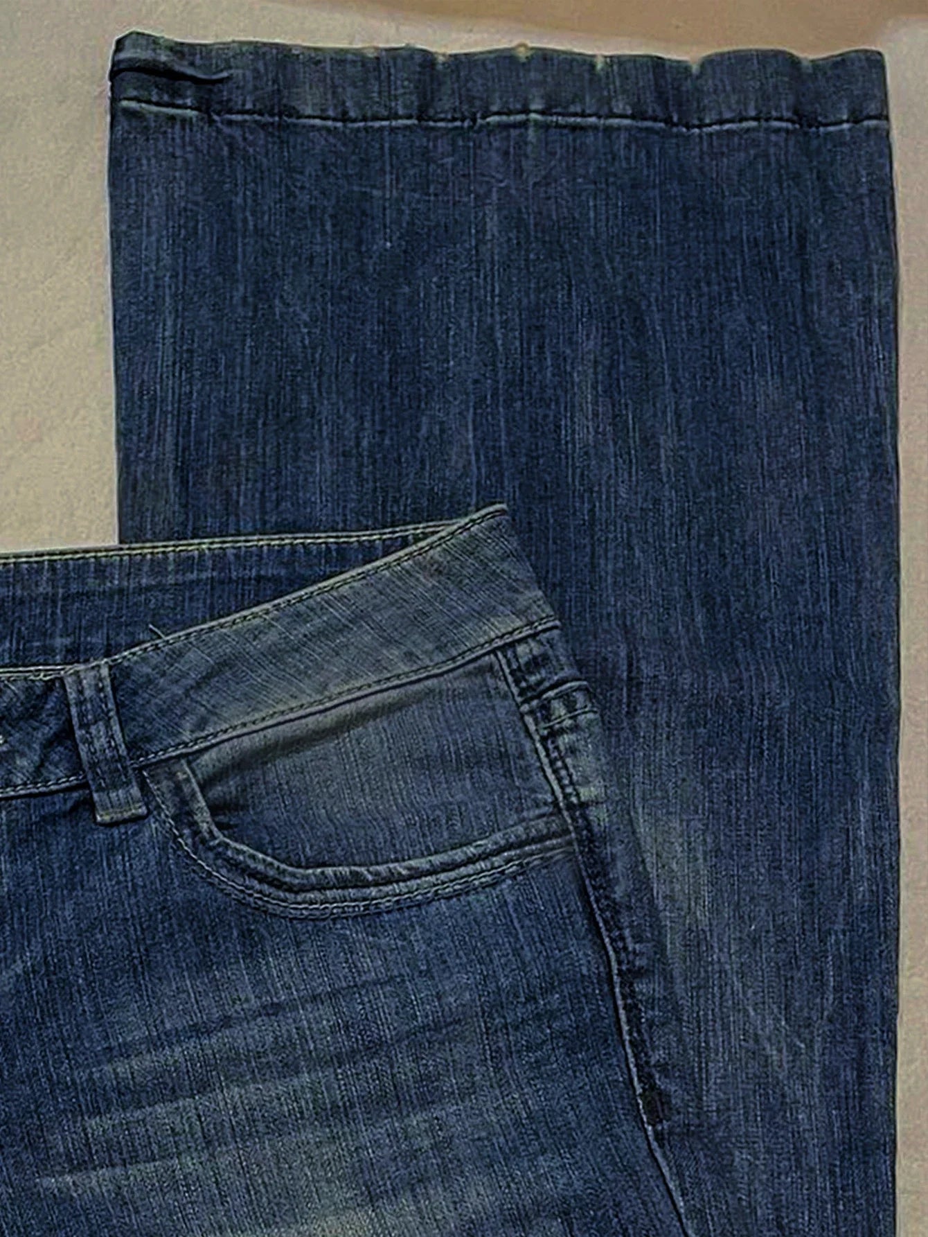 Fashionable women's skinny jeans in a classic blue denim color, featuring a figure-flattering silhouette and versatile design.