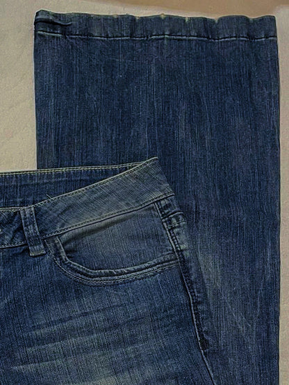 Fashionable women's skinny jeans in a classic blue denim color, featuring a figure-flattering silhouette and versatile design.