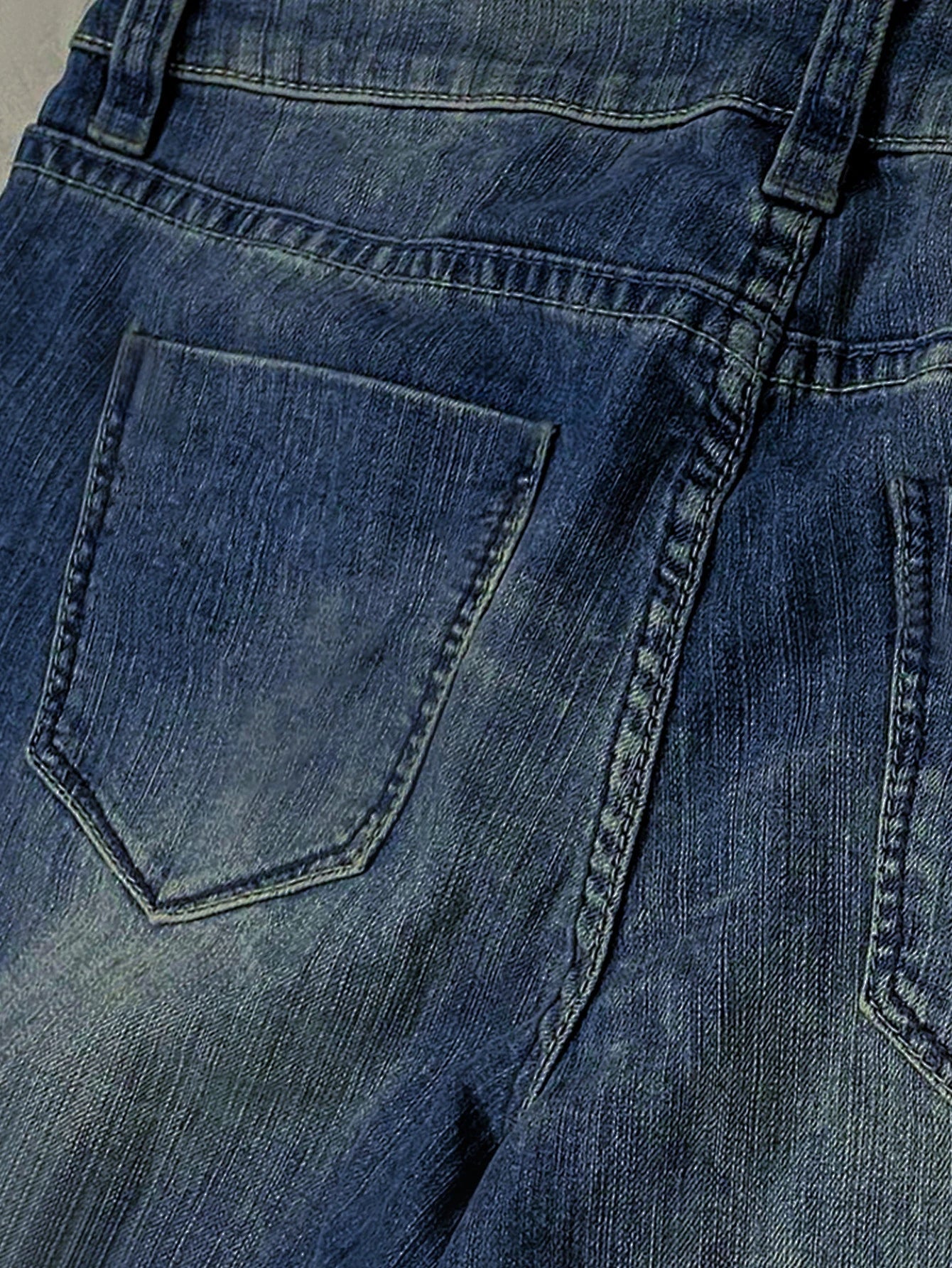 Fashionable women's skinny jeans in a classic blue denim color, featuring a figure-flattering silhouette and versatile design.