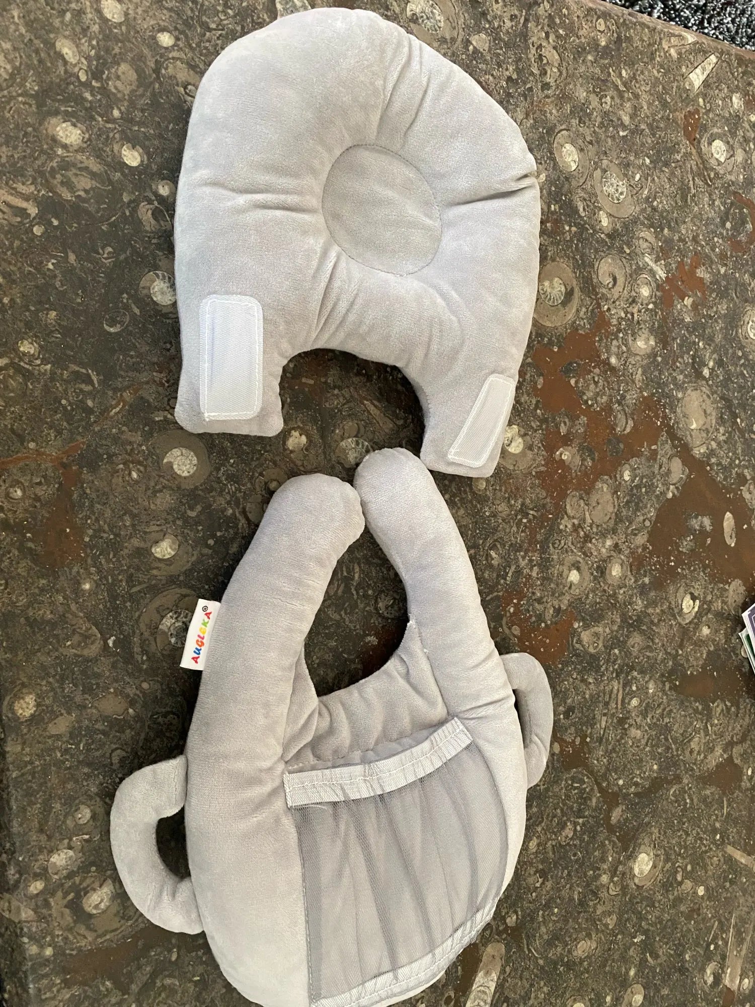 A soft, supportive pillow designed for hands-free baby feeding, featuring a secure bottle holder and premium, BPA-free materials.